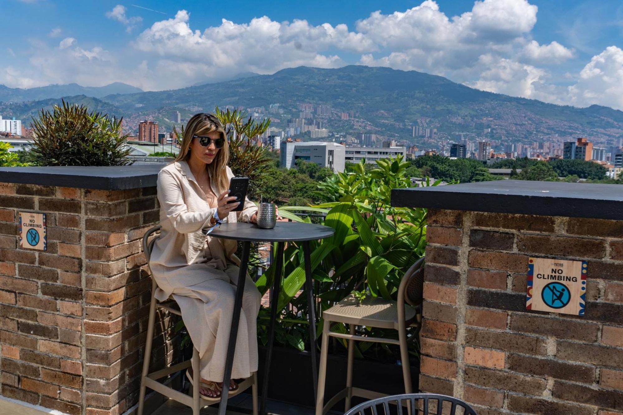 Los Patios Cool Living Medellín Exteriör bild